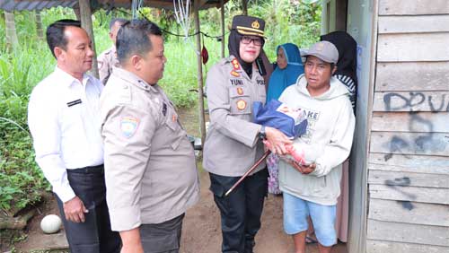 Kapolres Payakumbuh, AKBP Wahyuni Sri Lestari bersama Wakapolres Kompol Russirwan dan beberapa pejabat utama lainnya, kembali mengirimkan bantuan sosial (bansos)
