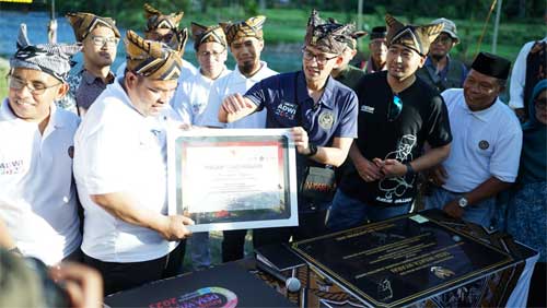 Menparekraf Sandiaga Uno menandatangani prasasti peresmian Desa Wisata Nyarai