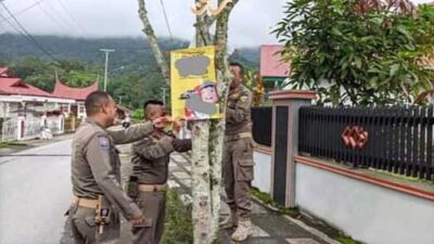 Satpol PP Damkar Padang Panjang Tertibkan Spanduk Liar