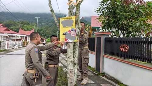 Satpol PP Damkar Padang Panjang Tertibkan Spanduk Liar