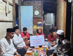 Gubernur Mahyeldi bersama rombongan saat singgah sahur di rumah Erlina (50), warga Dusun Binasi
