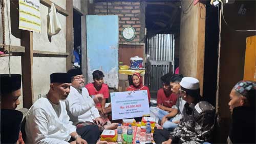 Singgah Sahur Gubernur Sumbar di Pariaman, Ada Nasi Kotak, Erlina Tak Jadi Makan Mie 1 Gubernur Mahyeldi bersama rombongan saat singgah sahur di rumah Erlina (50), warga Dusun Binasi