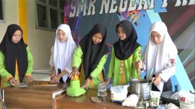 Siswi SMKN 1 Keluang di Muba Olah Buah Kelapa Sawit Jadi Selai dan Dodol