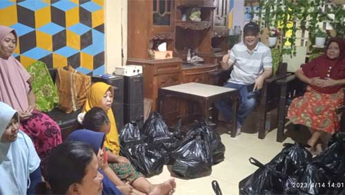Sulistiyo Widodo Bagikan Paket Sembako di Desa Selokerto