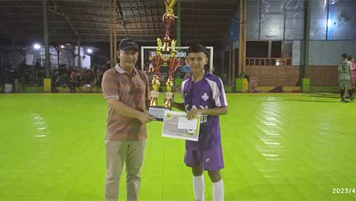Sulistiyo Widodo Serahkan Piala Juara Liga Futsal Ramadhan Cup Kategori Pelajar
