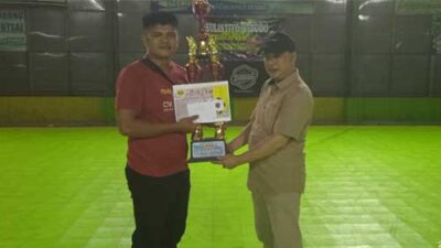 Ditemani Atlet Tinju Kebumen, Sulistiyo Widodo Serahkan Piala Liga Futsal Ramadhan Cup Antar Desa