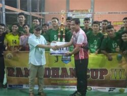 Sulistiyo Widodo Serahkan Hadiah Turnamen Ramadhan Cup 3 Desa Karang Sari