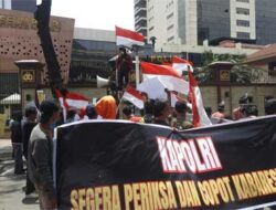 Unjuk Rasa di Depan Mabes Polri, Massa Desak Kapolri Periksa Kabareskrim