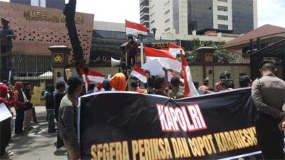 Unjuk Rasa di Depan Mabes Polri, Massa Desak Kapolri Periksa Kabareskrim
