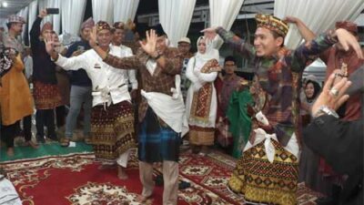 Ketika Wabup Lampura Menari Cangget Bagha Mulei Meranai di Sungkai Selatan