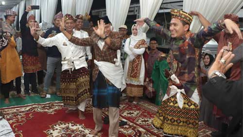 Wabup Lampura Menari Cangget Bagha Mulei Meranai di Sungkai Selatan