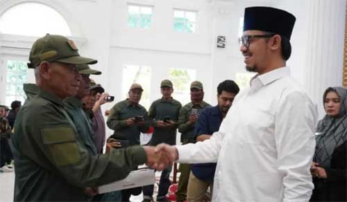 Walikota Bukittinggi Serahkan Honorarium dan Evaluasi Kinerja Satlinmas 1 Walikota Bukittinggi Serahkan Honorarium Satlinmas