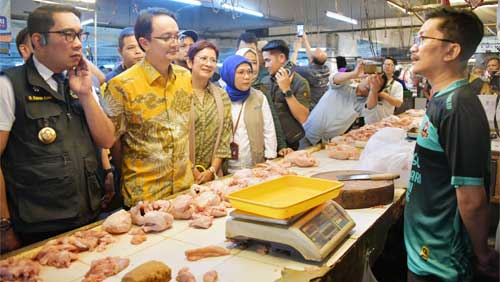 Wamendag Grebek Pasar di Jawa Barat 1 Wamendag Jerry Sambuaga bersama Gubernur Jawa Barat, Ridwan Kamil saat grebek Pasar