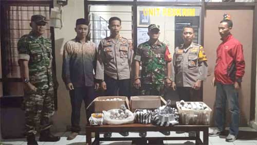 Warga Kalipurwo Serahkan Ratusan Petasan ke Pihak Berwajib