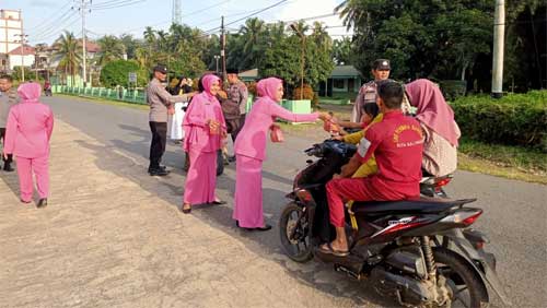 bagikan takjil kepada pengguna jalan