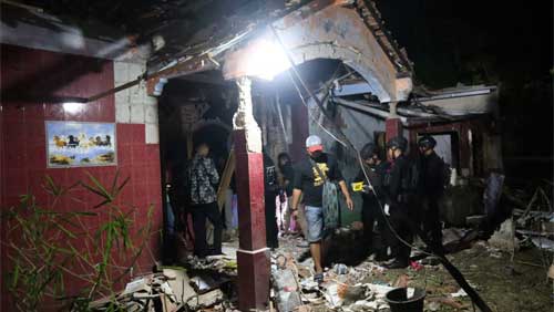 Polres Kebumen dengan melibatkan Brimob Polda Jateng melakukan olah TKP untuk mengetahui pasti kejadian ledakan petasan di Desa Bulurejo