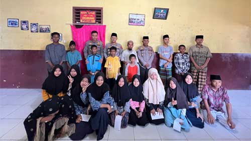 Kapolres Dharmasraya, AKBP Nurhadiansyah didampingi Kasatbinmas AKP Azriman AS, Kasatlantas Iptu Sayyid Malik Ibrahim, usai pemberian santunan kepada anak-anak Panti Asuhan Fastabiqul Khairat