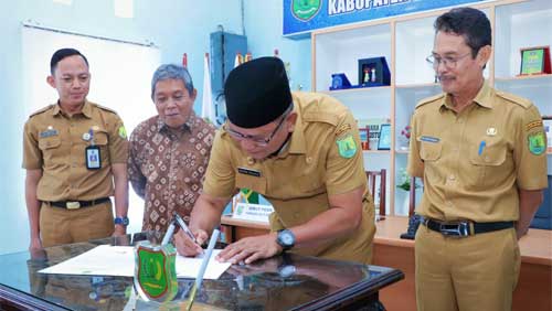 Penandatanganan fakta Integritas yang berlangsung di Ruang Rapat Kantor Perumda Air Minum Tirta Randik