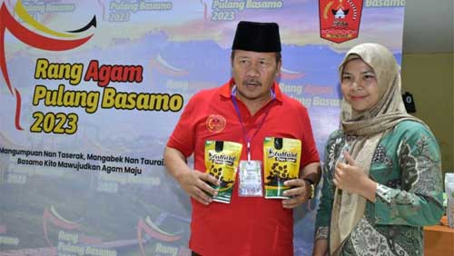Bupati Agam Berharap Perantau Bawa Produk UMKM sebagai Oleh-oleh 1 Andri Warman saat menemui pelaku UMKM yang ikut meramaikan silaturahmi Pemkab Agam dengan perantau, di UIN Sjech M Djamil Djambek Bukittinggi