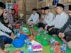 Gubernur Sumatera Barat, Mahyeldi Ansharullah singgah sahur di rumah Agus (36), salah seorang warga di Andiang
