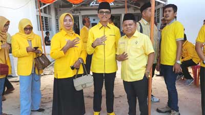 Alfianto Mantapkan Diri Maju Sebagai Caleg DPRD Limapuluh Kota 1 Alfianto (kanan) bersama Bupati Limapuluh Kota, Safarudin Datuak Bandaro (tengah).