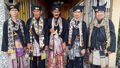 Persoalan Tak Jelas, Sudah 20 Tahun Dt Mangguang Ditinggalkan Suku Koto Piliang 1 Amir Syahrizal dt Mangguang (nomor 4 dari kiri ke kanan) bersama datuak 9 panghulu 12