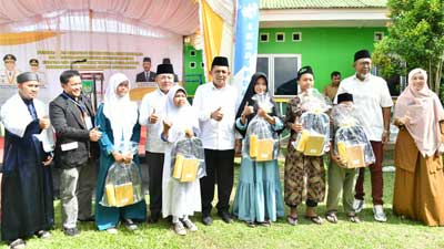 Gubernur Kepri, H. Ansar Ahmad menyerahkan bantuan sosial di Pantai Asuhan Darul Ghufran Sagulung, Kota Batam