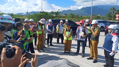 Wakil Gubernur Sumatera Barat, Audy Joinaldy, dalam kunjungan mereka untuk meninjau pembangunan tol seksi Padang-Sicincin, Senin 22 Mei 2023, di Sicincin.