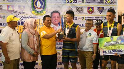 Penyerahan Piala oleh Gubernur Ansar pada Kejuaraan Bola Voli U-23 Gubernur Cup Kepri Zona Kabupaten Bintan Tahun 2023