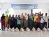 Hj. Dewi Kumalasari Ansar menyerahkan Bantuan Kesejahteraan Sosial berupa Paket Bahan Pokok Sembako kepada Masyarakat Desa Mantang