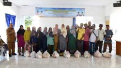 Hj. Dewi Kumalasari Ansar menyerahkan Bantuan Kesejahteraan Sosial berupa Paket Bahan Pokok Sembako kepada Masyarakat Desa Mantang