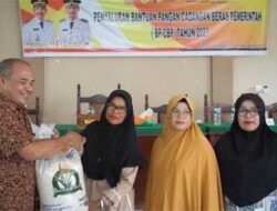 Pemkab Solsel Salurkan Bantuan Pangan di Nagari Lubuk Gadang dan Lubuk Gadang Selatan