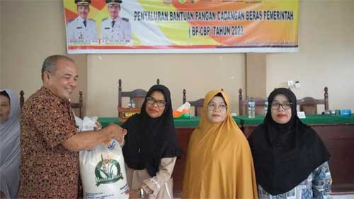 Pemkab Solsel Salurkan Bantuan Pangan di Nagari Lubuk Gadang dan Lubuk Gadang Selatan 1 Pemkab Solsel Salurkan Bantuan Pangan di Nagari Lubuk Gadang dan Lubuk Gadang Selatan