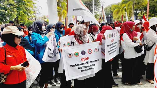 Berbagai Aliansi Organisasi Gelar Aksi Damai di DPRD Sumbar