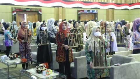 TP PKK Pusat bersama Kementerian/Lembaga Latihan Angklung untuk Ciptakan Rekor Dunia