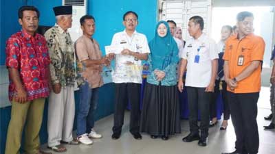 Bupati Pesibar Serahkan BLT Dana Insentif Daerah