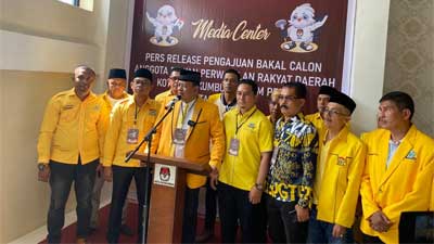 DPD Golkar Payakumbuh Antarkan Berkas Bacaleg ke KPU