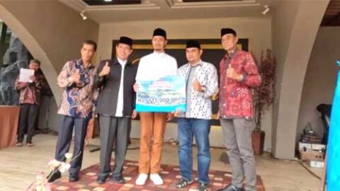 Wako Erman Safar Serahkan Hibah untuk IKTR Bukittinggi