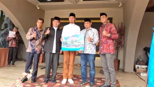 Wako Erman Safar Serahkan Hibah untuk IKTR Bukittinggi