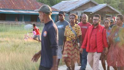 Senator Papua Barat Ungkap 4 Pokok Pembohongan Publik Soal CSR BP Tangguh 1 Senator Filep Wamafma saat melakukan kunjungan ke Teluk Bintuni, Papua Barat