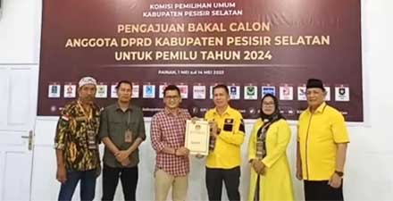 Ketua DPD Golkar Pessel, Syafril Saputra, serahkan berkas pendaftaran ke KPU