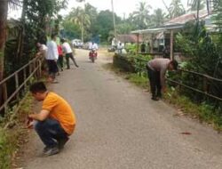 Jelang Kunjungan Menteri Sosial, Polsek Pulau Punjung Bersama Warga Sungai Kilangan Goro Bersihkan Jalan