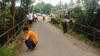 Jelang Kunjungan Menteri Sosial, Polsek Pulau Punjung Bersama Warga Sungai Kilangan Goro Bersihkan Jalan