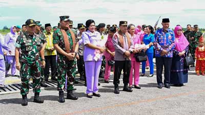 Gubernur Sumbar Sambut Kedatangan Rombongan Panglima TNI dan Kapolri