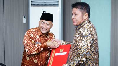 Gubernur Sumsel Serahkan SK Perpanjangan Pj Bupati Muba