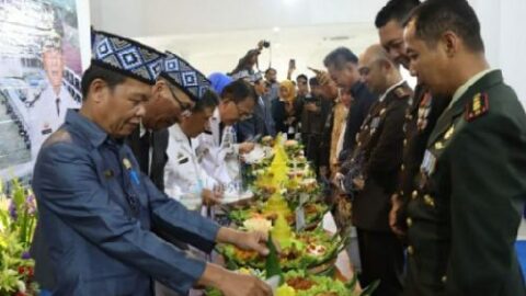 Bupati Agus Istiqlal Potong 10 Tumpeng di Ramah Tamah HUT Pesisir Barat ke-10