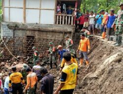 Satu Unit Mobil Terguling Akibat Tanah Longsor di Purworejo