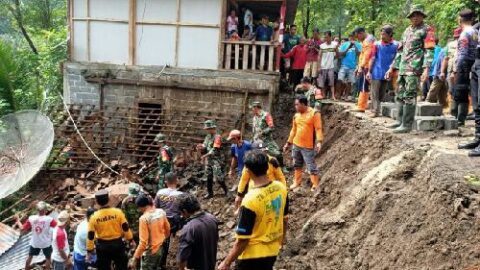 Satu Unit Mobil Terguling Akibat Tanah Longsor di Purworejo