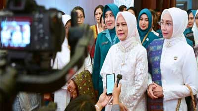 Iriana Joko Widodo dan Wury Ma’ruf Amin menyampaikan keterangan pers terkait rangkaian kegiatan yang dilakukan anggota OASE KIM di Provinsi Sumatra Utara