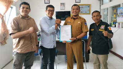 Kepala Kesbangpol Dipa Surya Persada serahkan surat keterangan terdaftar pengurus JMSI Kota Payakumbuh